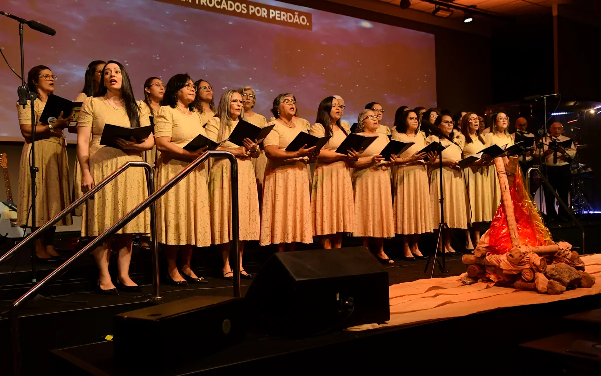 Coral cantando durante o culto