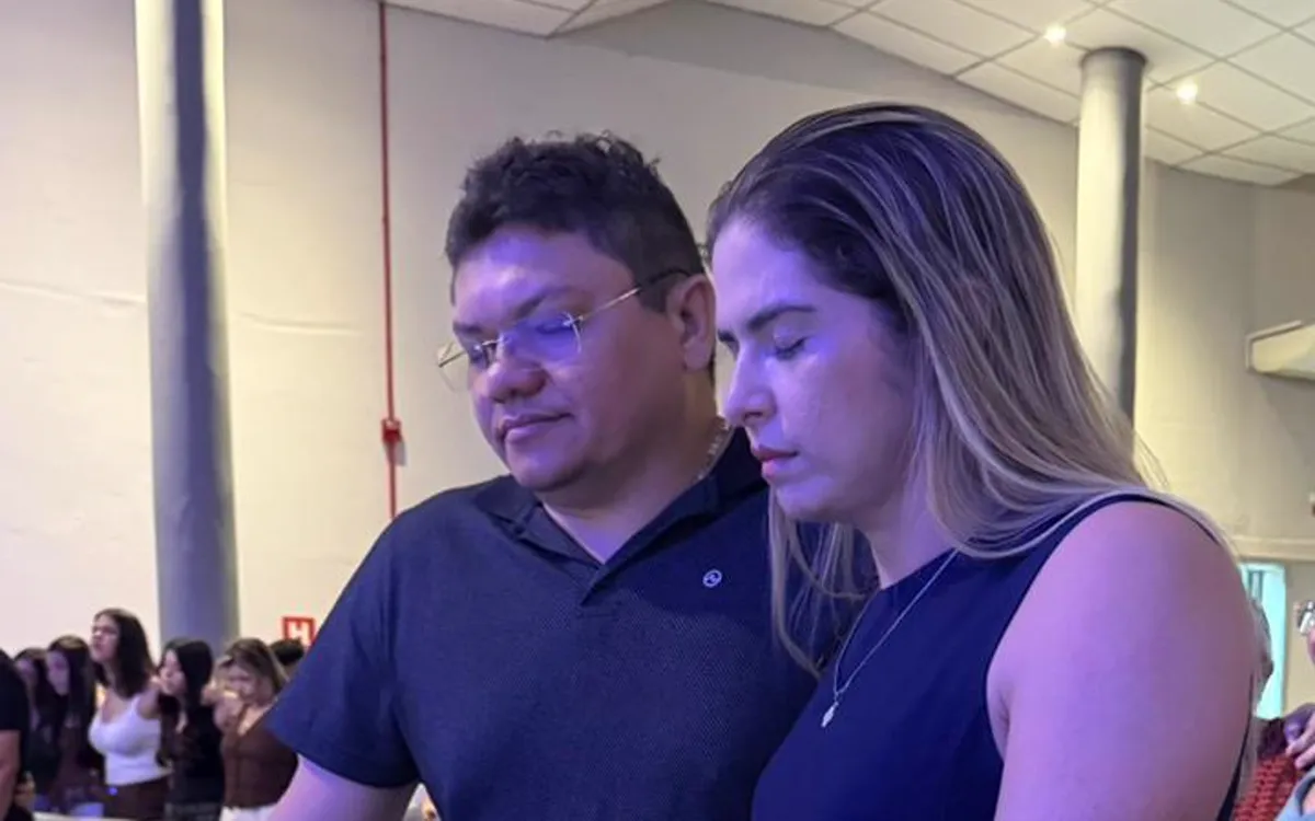 Casal em momento de louvor no culto