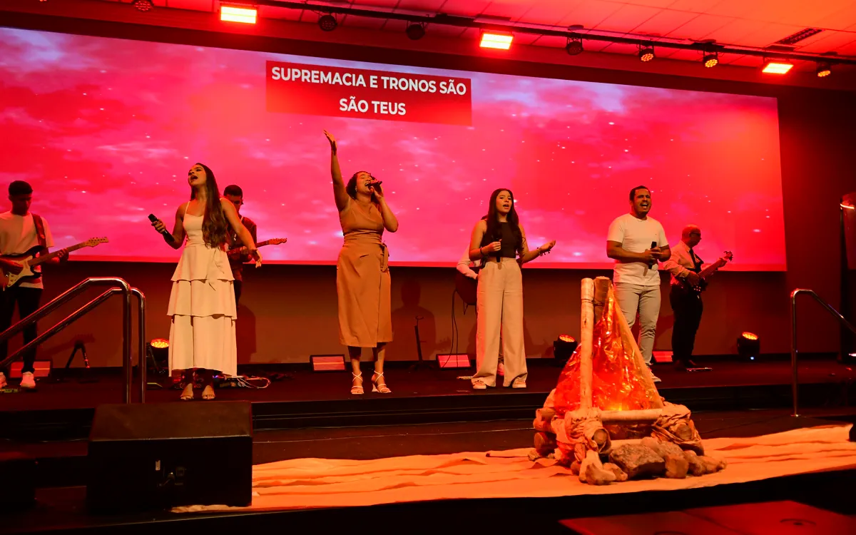 Equipe do Ministério de Celebração preparando o culto