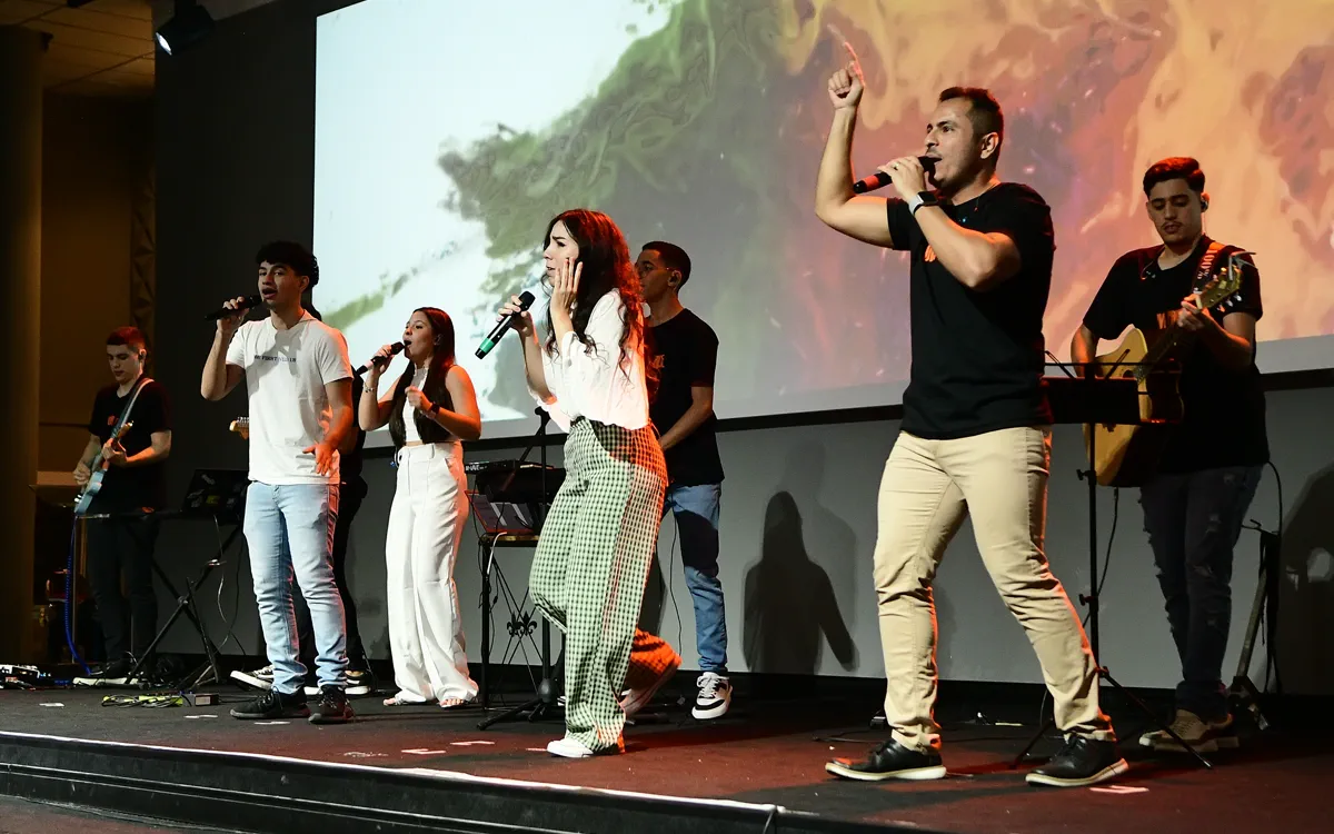 Equipe de louvor durante o culto