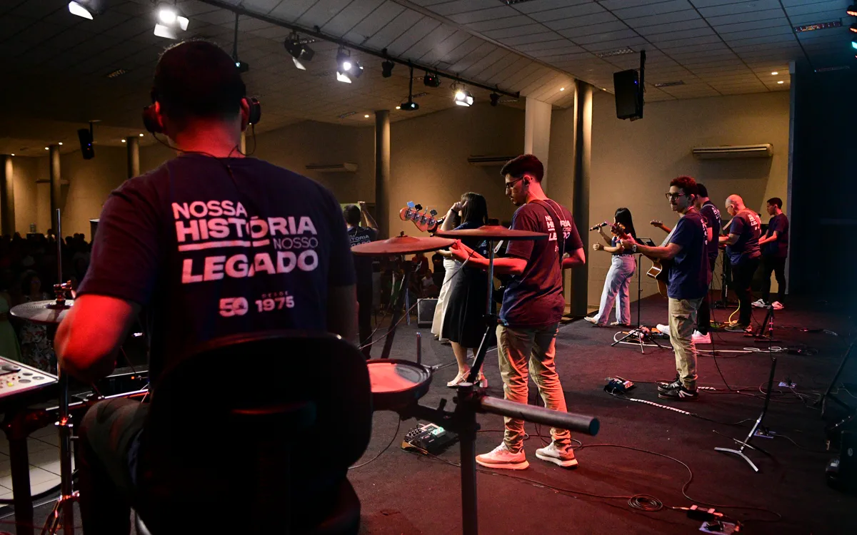 Equipe de som e áudio operando a mesa de som